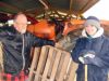 Céline et Philippe attendent la fin de l'averse sous le hangar
