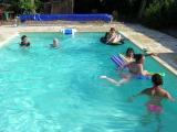Mais trève de plaisanteries, le weekend était très chaud, et la nouvelle piscine des parents de Chloé nous a accueillis pour plusieurs heures de baignades et de jeux aquatiques !