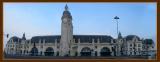 Le grand bâtiment de la gare ferrovière