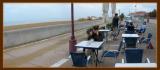 Pause café au bord de la mer