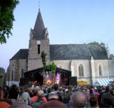 Les deux places de Chédigny sont bien utilisées, et ce côté "festival-entre-les-murs-du-village" nous plaît bien ! L'ambiance y est chaleureuse, et on est bien loin des grosses structures, au milieu des champs (ou des aéroports!) avec la sécurité qui va avec !