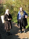 dames partant à la recolte des pommes avec panier traditionnel