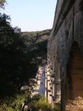 Vue du haut du pont, le demi-pont parallèle fait bien petit