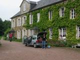 Marion profite de l'aspirateur de la maison, pour nettoyer son véhicule…