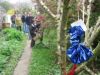 Les cloches viennent de sonner, et Alban découvre tous les œufs et autres paquets accrochés dans les arbres du jardin…