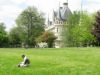 Alban joue avec son papa dans le parc du château d'Azay-le-Rideau