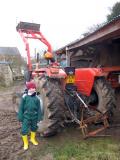 Papi veut bien que je monte avec lui sur le tracteur mais seulement Ã  Ravent.