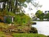 Cabane de pêcheur au bord de la rivière