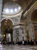 Les dimensions de la basilique sont impressionnantes : 136m de hauteur, 41m de diamètre intérieur… vue sur le baldaquin du Bernin sous la coupole