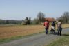 Balade autour de chez Hélène : terre rouge et maison traditionnelle